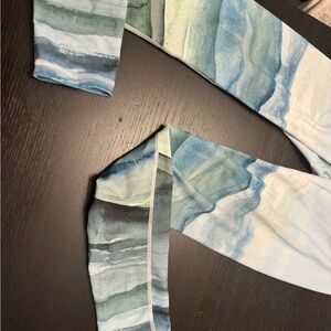 Define Your Inspiration leggings, lt blue w/ mountain watercolor pattern